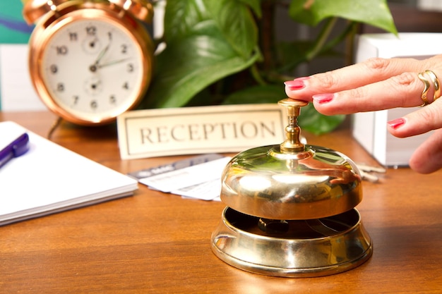 Donna alla reception di un hotel che effettua il check-in