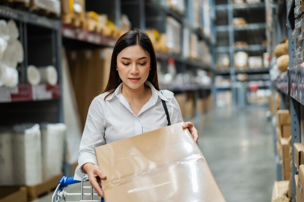 Donna alla ricerca e shopping nel magazzino del magazzino