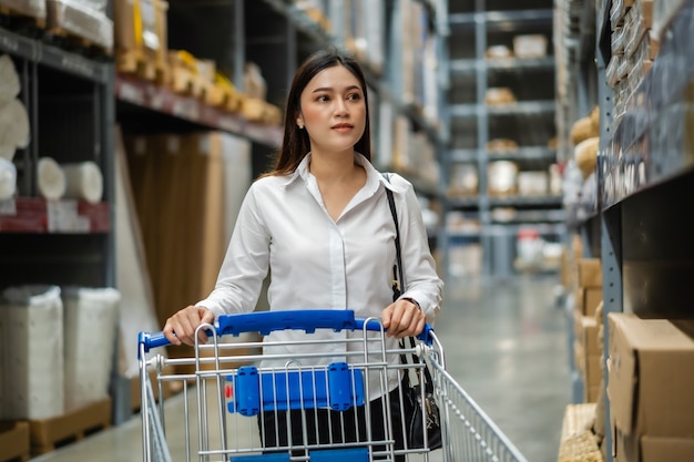 Donna alla ricerca e shopping nel magazzino del magazzino