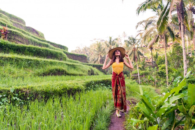 Donna alla terrazza del riso Tegalalang a Bali