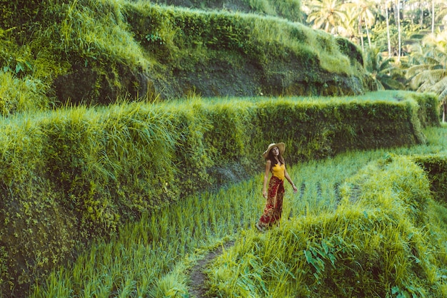 Donna alla terrazza del riso Tegalalang a Bali