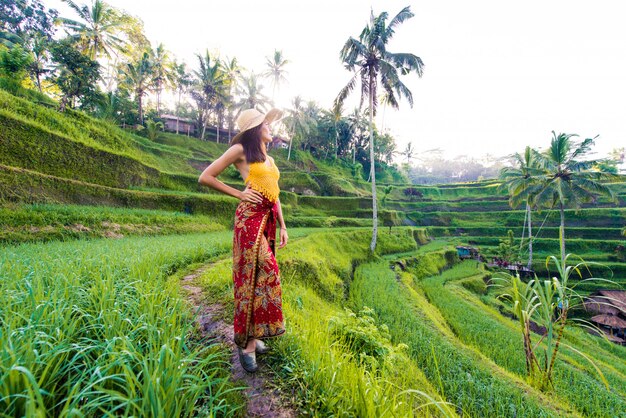 Donna alla terrazza del riso Tegalalang a Bali