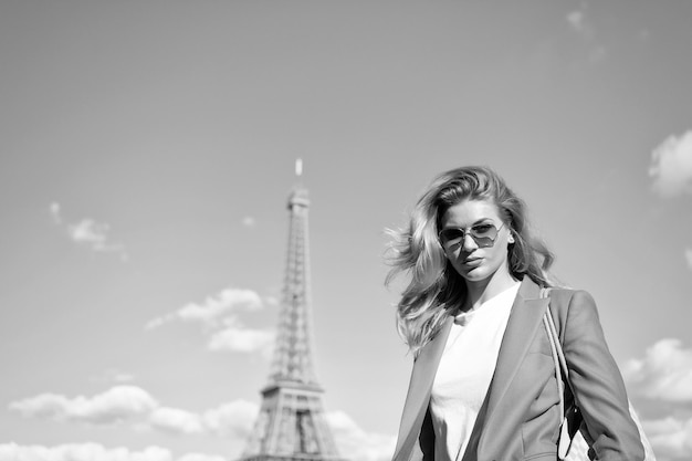 Donna alla torre eiffel a parigi francia sul cielo blu Ragazza viaggiatore in occhiali da sole giacca su soleggiate giornate estive all'aperto Architettura attrazione punto di riferimento Vacanze in viaggio Wanderlust francia