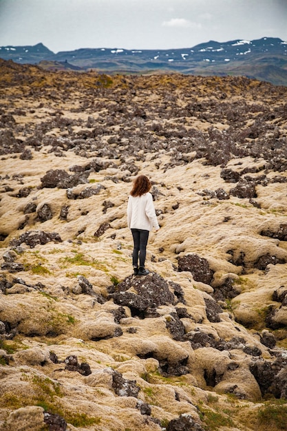 Donna alle pietre muschiose in Islanda