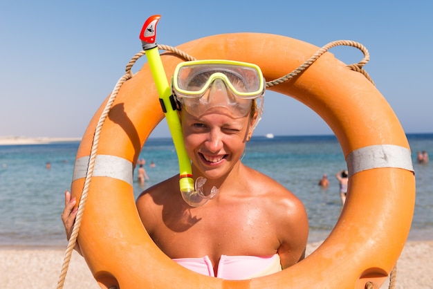 Donna allegra che indossa la maschera di snorkeling