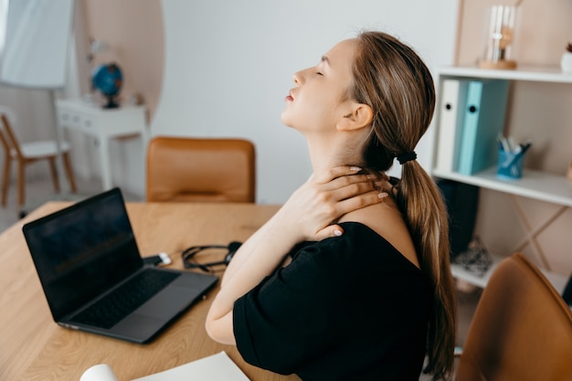 Donna allegra che lavora al computer portatile