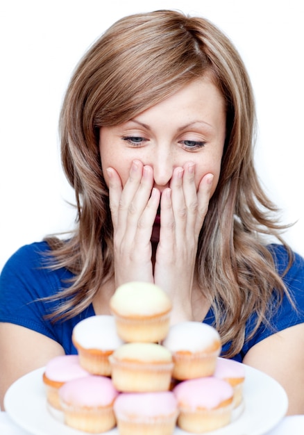 Donna allegra che mangia una torta