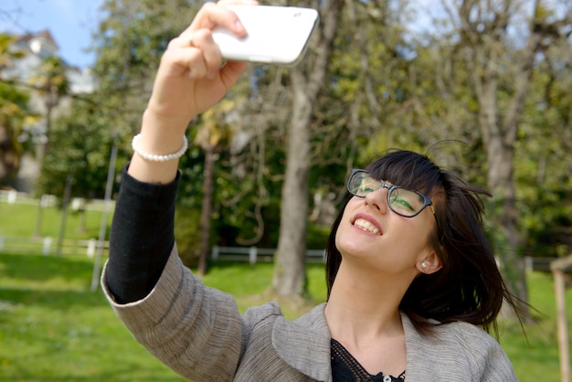 Donna allegra che prende la foto del selfie con il telefono