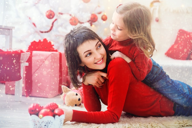 Donna allegra con la figlia nel tempo di natale