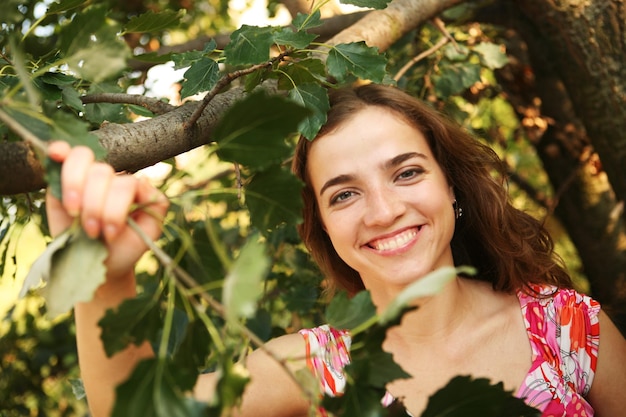 Donna allegra in giardino