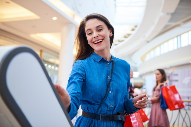 Donna allegra nel centro commerciale