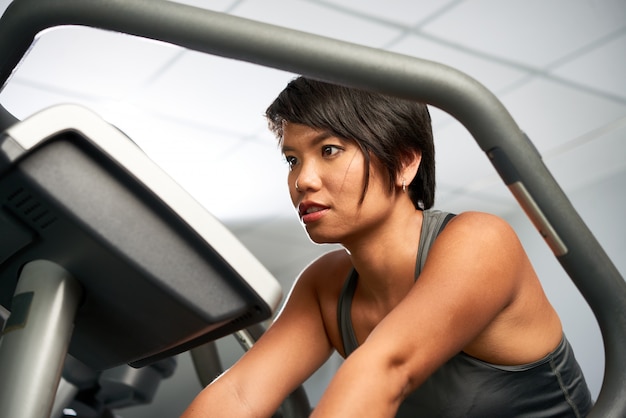 Donna allenamento in palestra