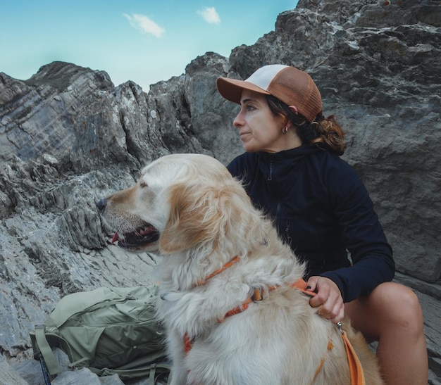 Donna alpinista cane di alta montagna