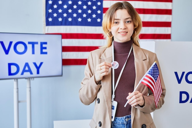 Donna americana sorridente che vota