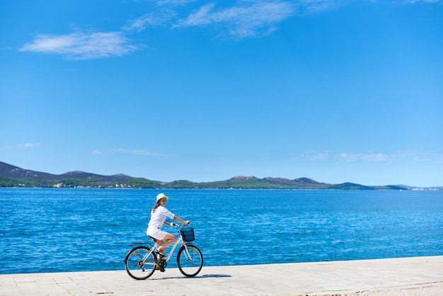 donna andare in bicicletta