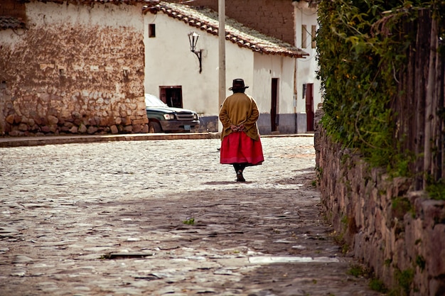 Donna andina che cammina per una strada in una città