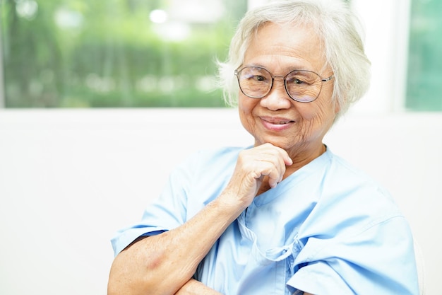 Donna anziana asiatica che indossa occhiali o occhiali da vista in cura a casa