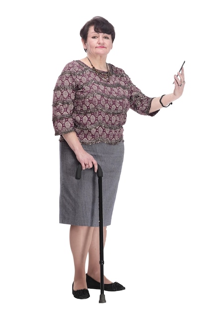 Donna anziana casuale integrale con un telefono cellulare