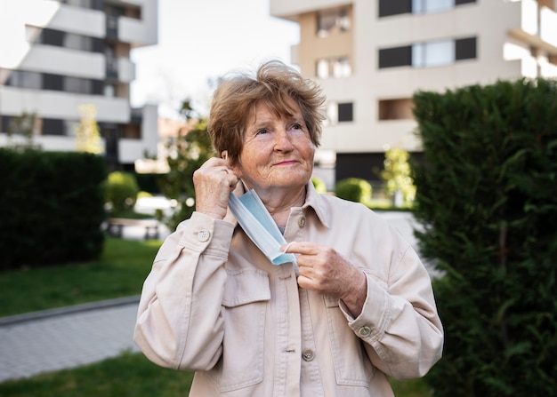 Donna anziana che cammina in città