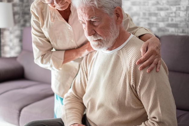 Donna anziana che conforta il marito malato mentale depresso uomo anziano infelice a casa ha bisogno di aiuto medico Ourmindsmatter