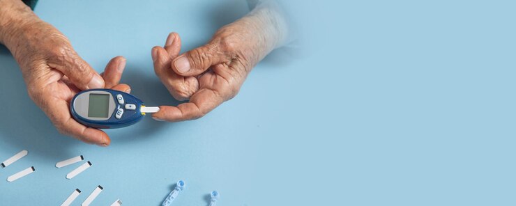 Donna anziana che controlla il livello di zucchero nel sangue