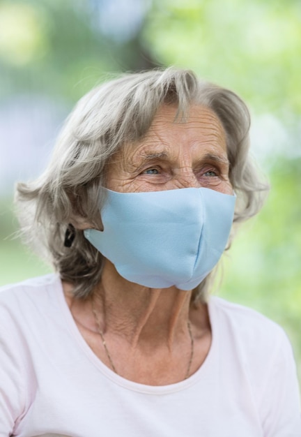 Donna anziana che indossa una maschera protettiva contro i virus