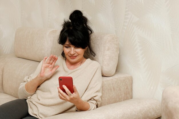 donna anziana che parla al telefono tramite videoconferenza