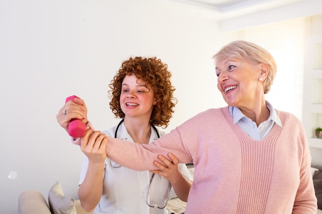 Donna anziana che ritorna in buona salute. infermiera del fisioterapista che aiuta una riabilitazione fisica delle donne anziane