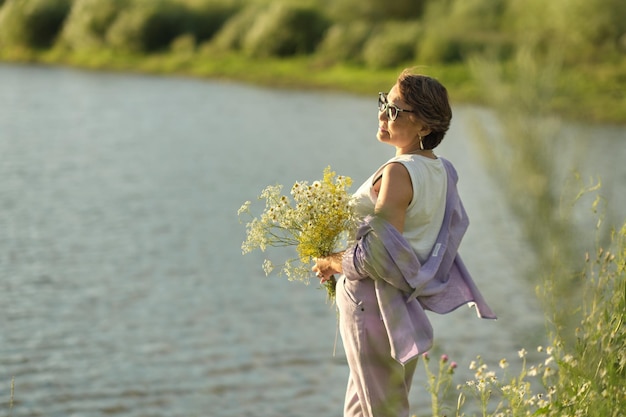 Donna anziana che vive la sua vita migliore all'aria aperta mostrando il potenziale di gioia e relax