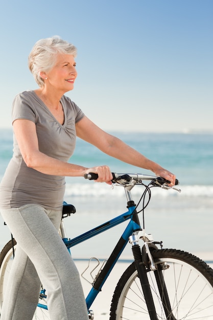 Donna anziana con la sua bici