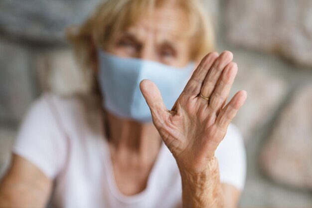 Donna anziana con una maschera per il viso