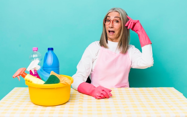 Donna anziana dai capelli grigi che sembra felice concetto di governante stupito e sorpreso