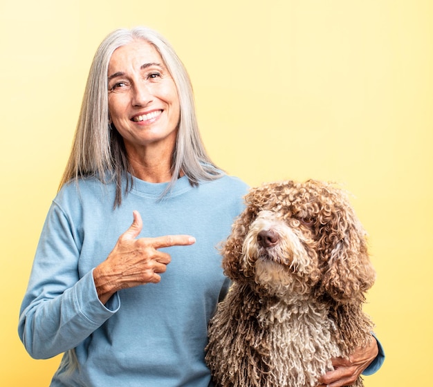 Donna anziana dai capelli grigi. concetto di cane da compagnia