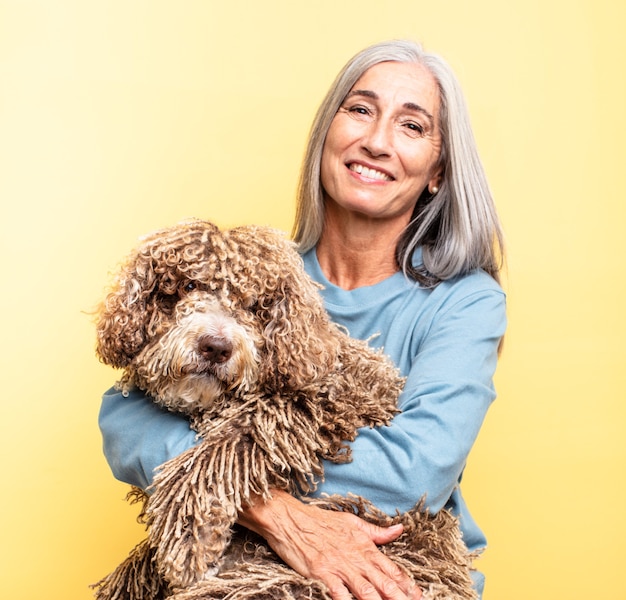 donna anziana dei capelli grigi. concetto di cane da compagnia