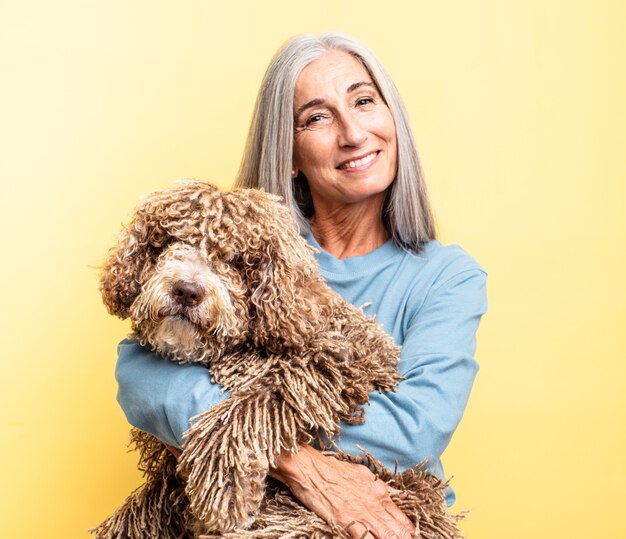 donna anziana dei capelli grigi. concetto di cane da compagnia