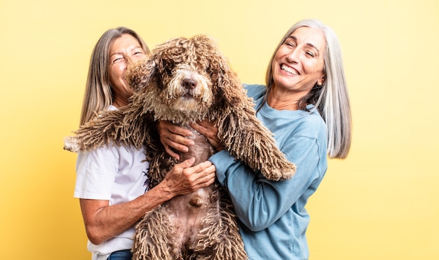 donna anziana dei capelli grigi. concetto di cane da compagnia