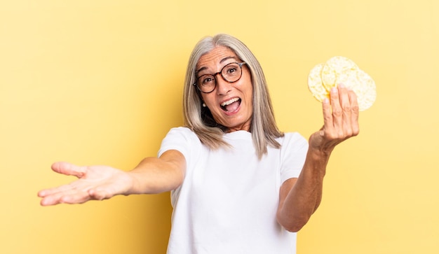 Donna anziana dei capelli grigi. concetto di torta di riso