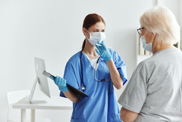 Donna anziana e dottore visitano l'ospedale per l'assistenza sanitaria Foto di alta qualità