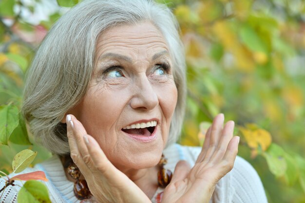 Donna anziana felice sorpresa in un parco