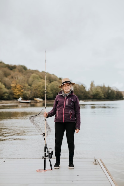 Donna anziana in pensione durante una battuta di pesca