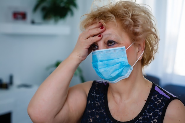 donna anziana in una maschera protettiva