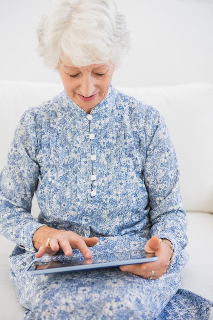 Donna anziana messa a fuoco utilizzando una tavoletta digitale