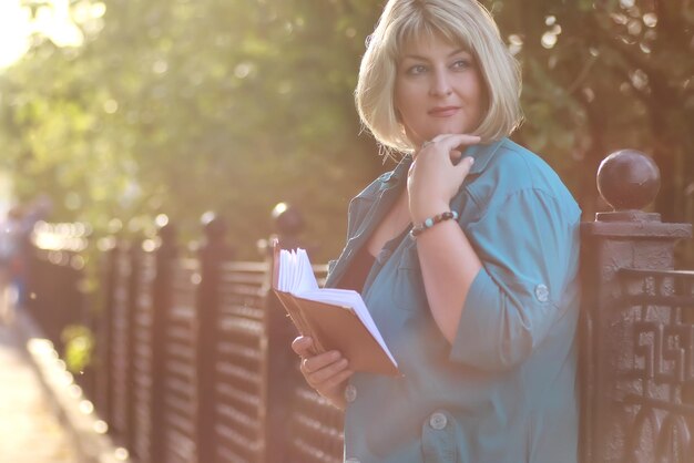 Donna anziana nel parco con libro