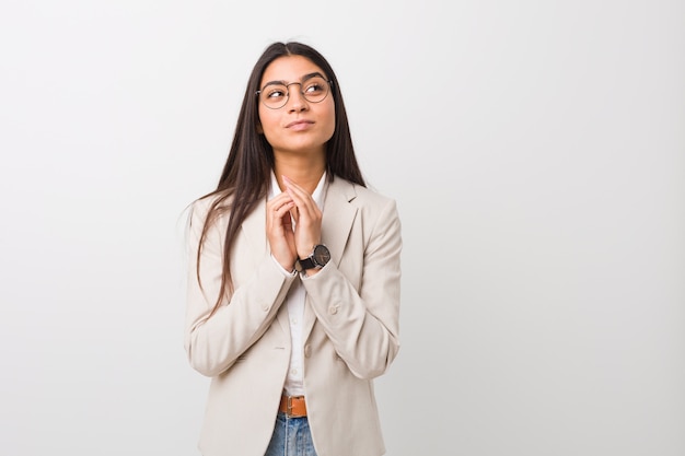 Donna araba di giovani affari contro un muro bianco che compongono il piano in mente, creando un'idea.