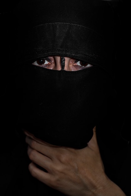 Donna araba musulmana con niqab nero