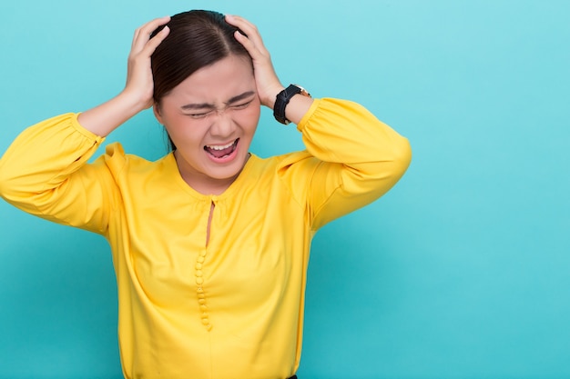 Donna arrabbiata che grida e tirando i suoi capelli