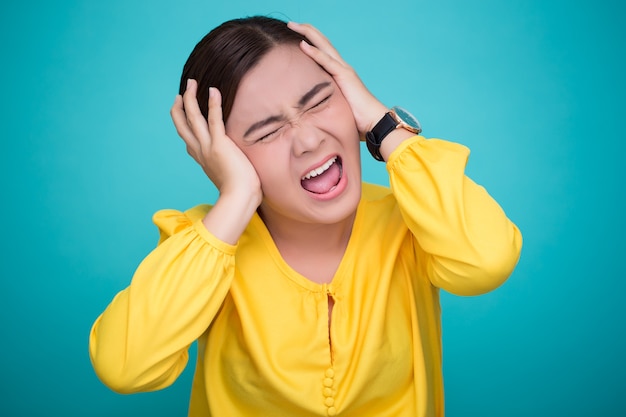 Donna arrabbiata che grida e tirando i suoi capelli