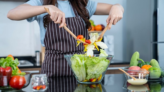 donna asiatica che cucina in cucina