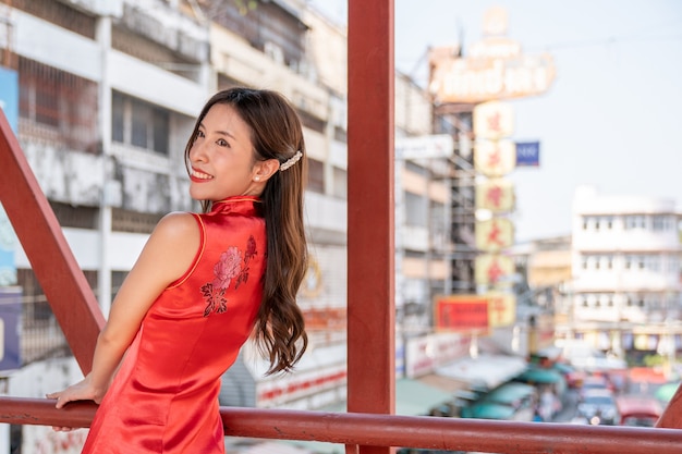 Donna asiatica che indossa un abito rosso Cheongsam a China Town. Anno Nuovo Cinese concetto.