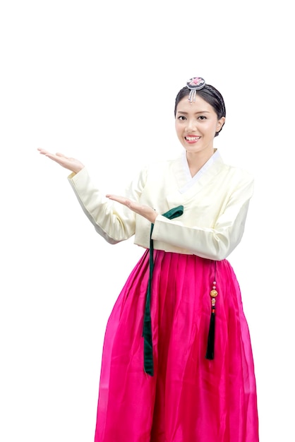 Donna asiatica che indossa un costume nazionale coreano tradizionale Hanbok in piedi con i palmi aperti e mostrando qualcosa